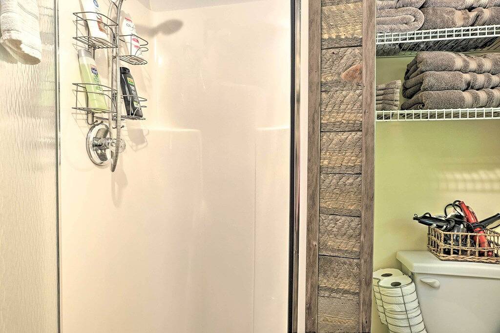 Lakeside Bull Shoals Lake Kabine mit Deck + Ansichten! in Taney County