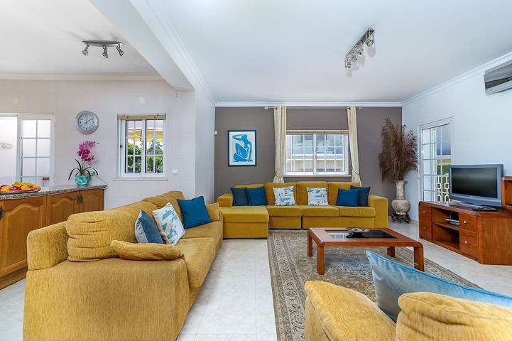 Tolles neues Ferienhaus mit 6 Sz/5 Bz & Swimmingpool in Gehentfernung vom Strand in Monte Gordo, Faro Distrikt