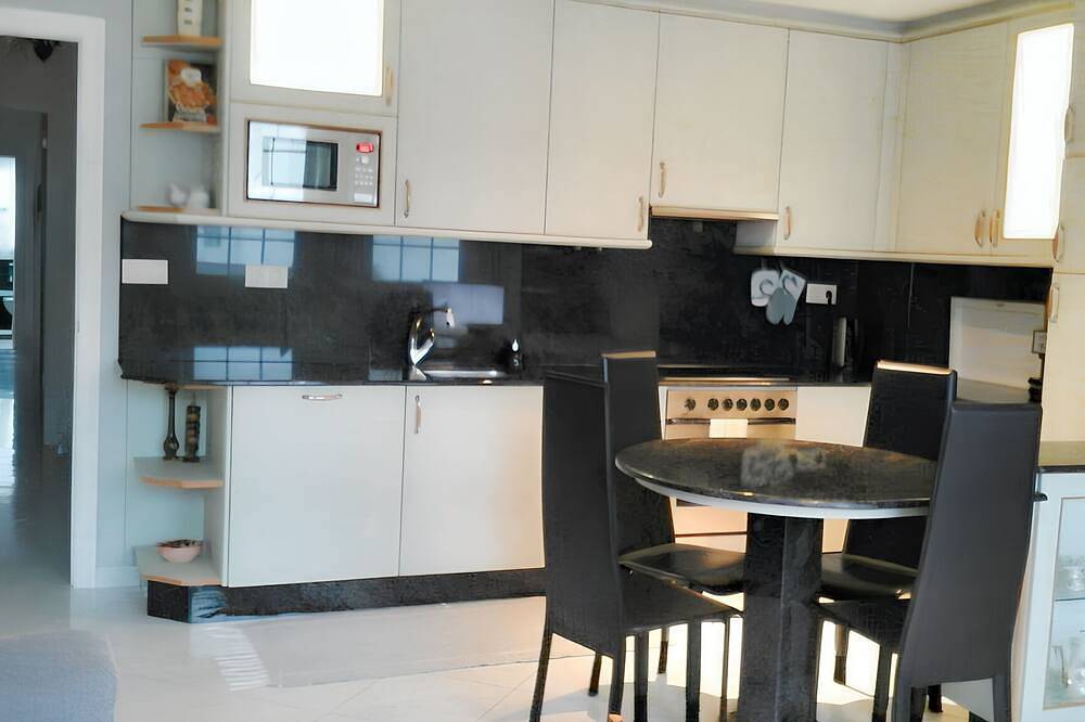 Entire apartment, Homerez - Well-equipped Apt in A Coruña in La Coruña, Galician Coast