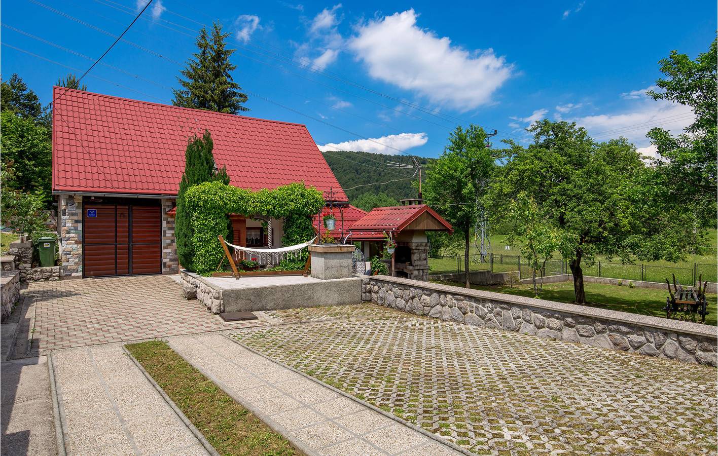 Gemütliche 2-Zimmer-Wohnung mit Terrasse, WLAN und Parkplatz in Delnice, Primorje-Gorski Kotar