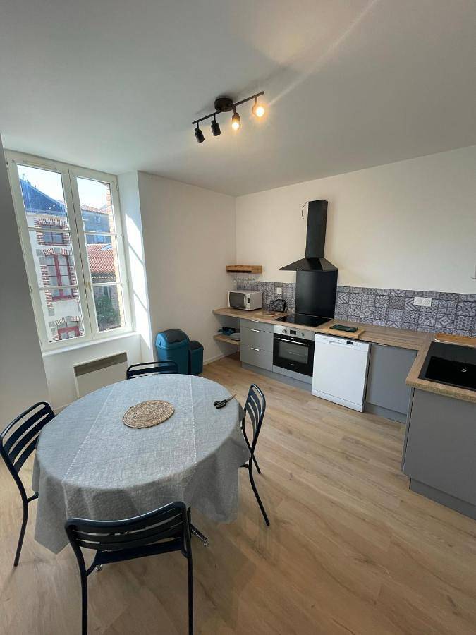 Appartement entier, Three-Bedroom Apartment in Pouzauges, Fontenay-le-Comte