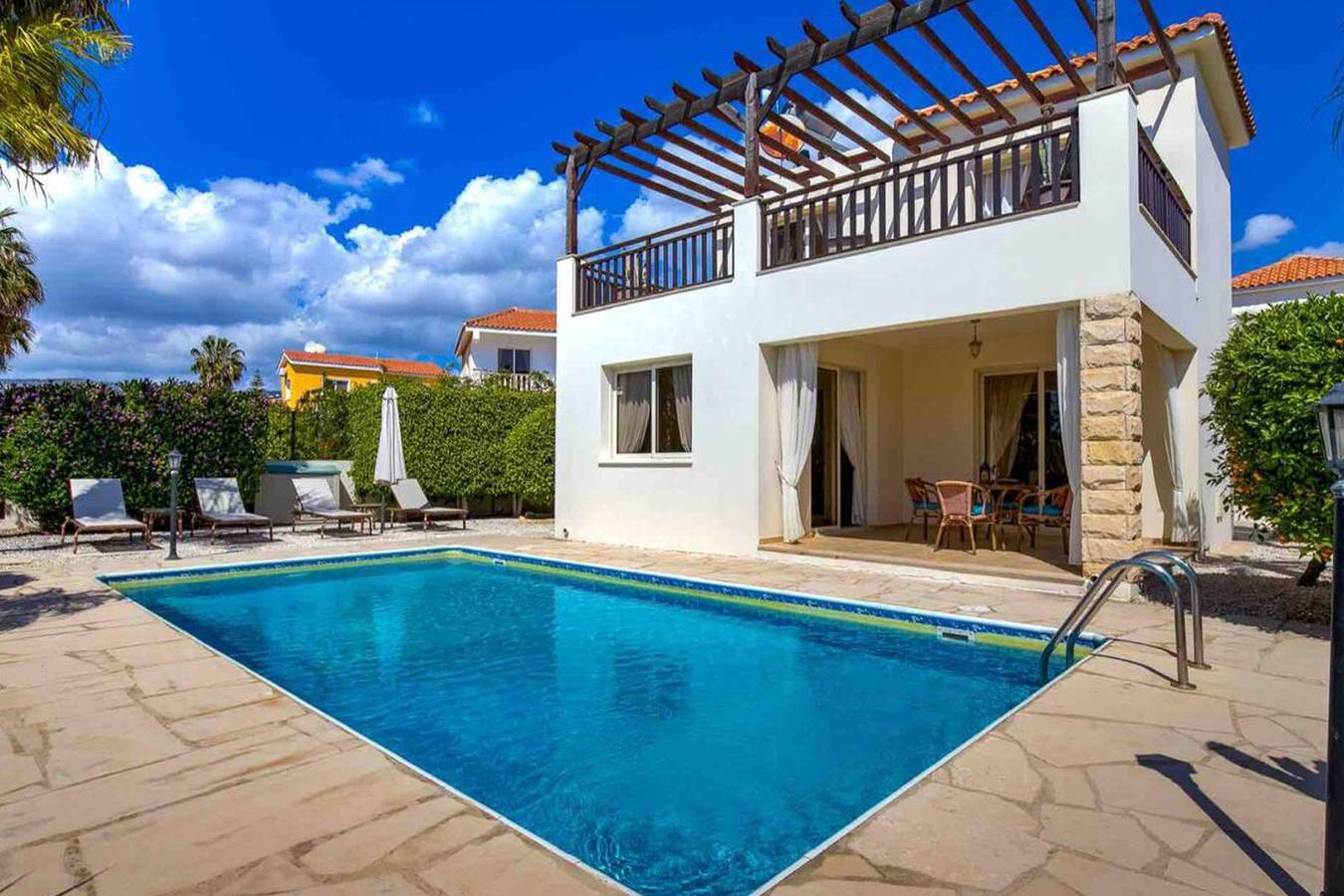 Coral Bay Villa - Sleeps 6 - Pool - Parking in Peyia, South Cyprus