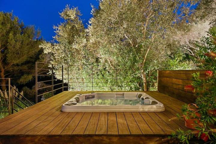 Location de vacances pour 10 personnes, avec piscine ainsi que jardin et jacuzzi, animaux acceptés à Solliès-Ville - 2