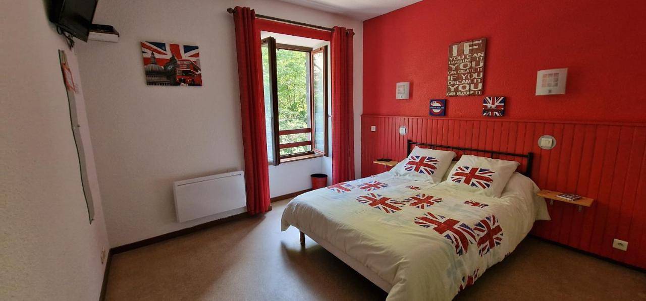 Double Room with Private Bathroom in Saint-Floret, Région de Besse-et-Saint-Anastaise