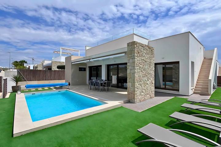 Villa pour 6 personnes, avec jardin et piscine, adapté aux familles à Orihuela
