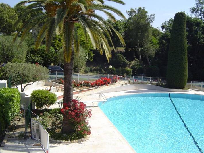 Gîte pour 3 personnes, avec piscine ainsi que vue et terrasse, animaux acceptés dans Parc de Vaugrenier