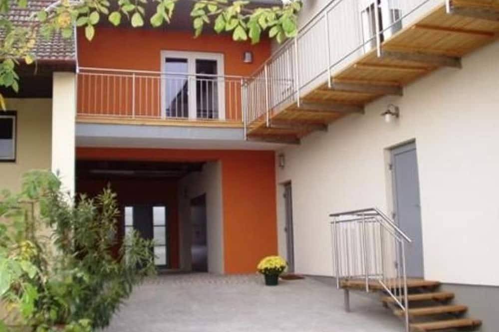 Ganze Wohnung, Fewo 1 Weinknospe - Ferienhof Weingut Lunzer in Gols, Neusiedlersee-Hügelland