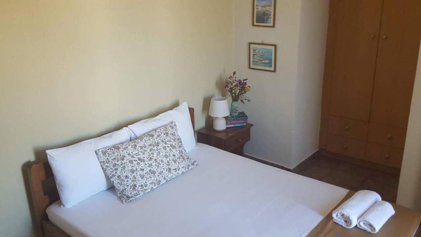 Maison d’hôte pour 2 personnes, avec terrasse et vue dans Syros - 4