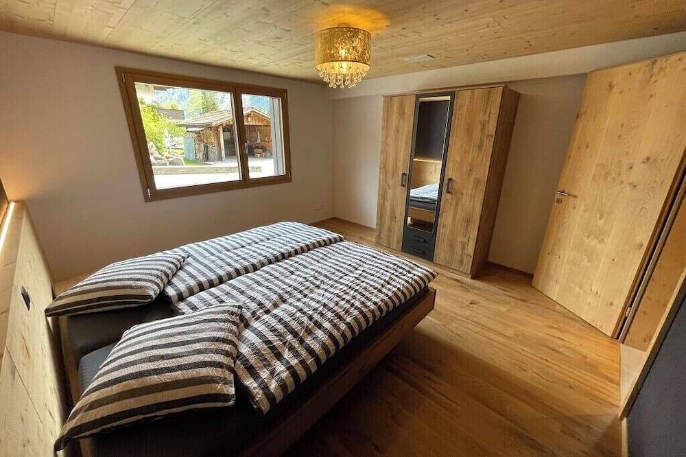 Ganze Wohnung, New 3.5 room apartment with chalet interior, terrace and views of the mountains! in Brienz, Berner Oberland