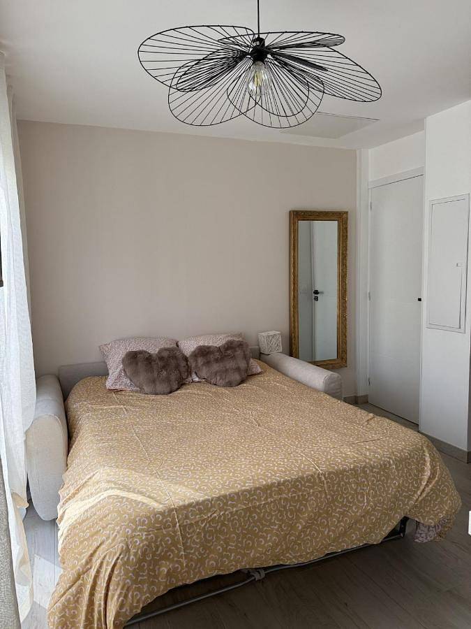 Appartement entier, Le Refuge Douillet à 10min de Disneyland avec Parking Privé et Belle terrasse vue sur Jardin in Coupvray, Seine-et-Marne