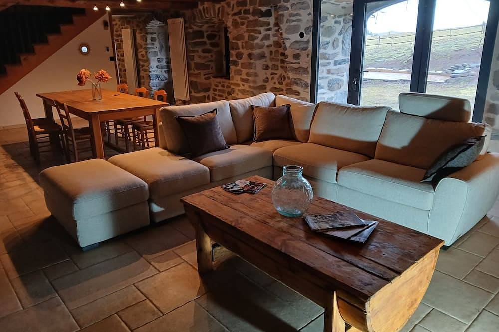 Ferme Typique entièrement rénovée - Idéal pour se ressourcer en famille in Champclause, Mézenc