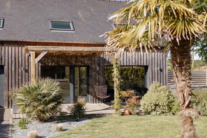 Location de vacances pour 9 personnes, avec Jacuzzi et Terrasse ainsi que Jardin et Piscine dans Val-d'Izé