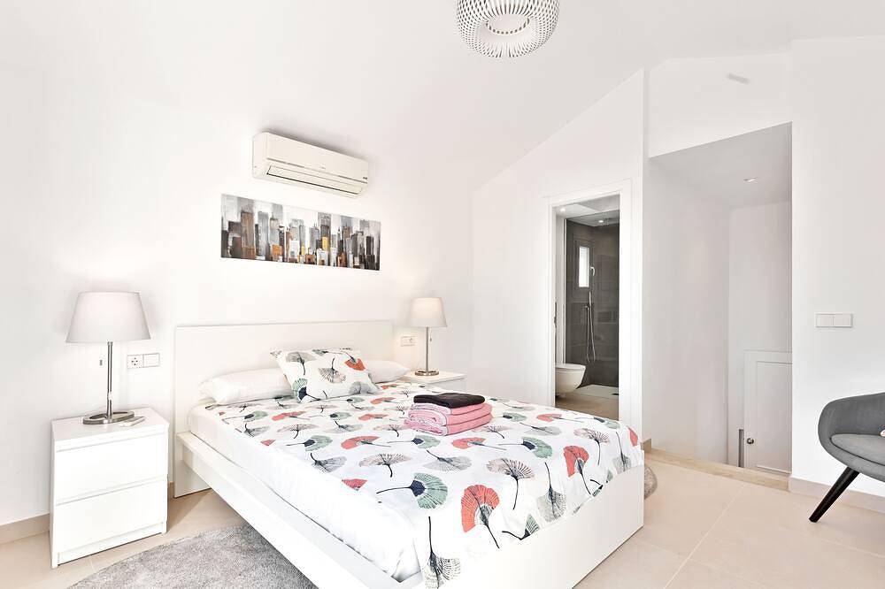 Modern 4 bedroom villa with beautiful garden, private pool close to golf courses in Sotogrande, San Roque