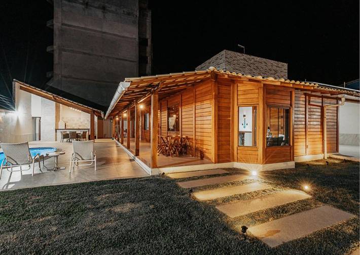 Casas e apartamentos de temporada para 16 pessoas, com piscina e balcão e ainda jardim em Anchieta