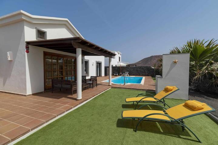 Chalet para 4 personas, con piscina además de vistas y jardín en Lanzarote