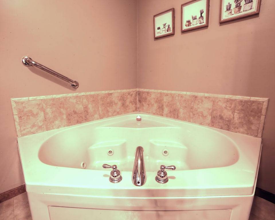 Streamside Family Lodge w/ fireplace, game room, sauna, multiple pools & skiing in Saw Creek, Pike County