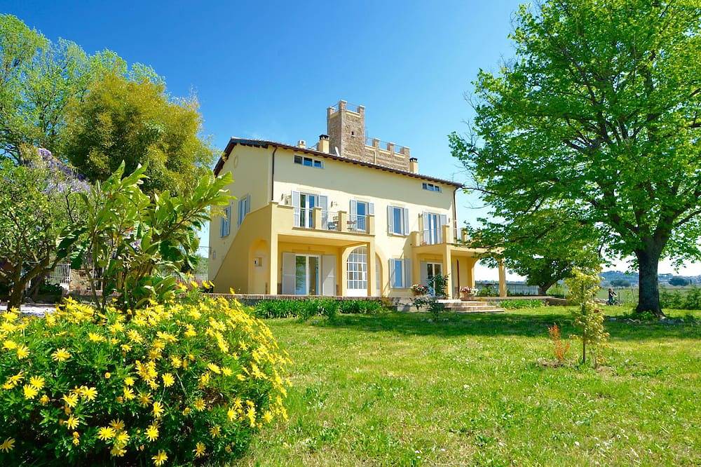 Wonderful Farmhouse \" Il Casale Del Gelso\" Near Rome And The Sea. in Genzano di Roma, Parco Regionale dei Castelli Romani