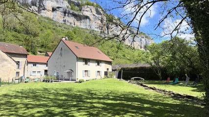 Gîte pour 6 personnes, avec terrasse et jardin, animaux acceptés à Baume-les-Messieurs