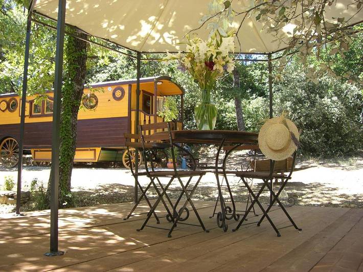 Chambre d’hôte pour 4 personnes, avec Terrasse et Jardin ainsi que Piscine et Vue