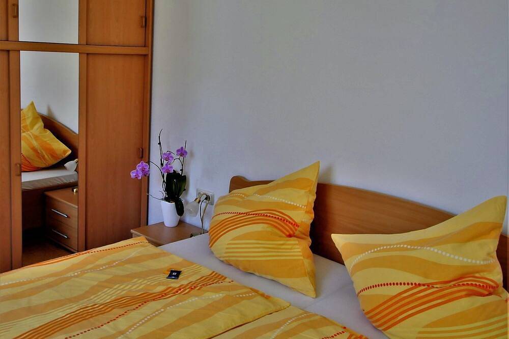 Ganze Wohnung, Gemütliche Ferienwohnung (40 qm) mit Terrasse für 2-3 Personen in Schönwald (Bayern), Landkreis Wunsiedel im Fichtelgebirge