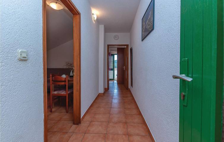 Ganze Ferienwohnung, Charmantes Apartment mit Terrasse, WLAN und Strandzugang in 2 km Entfernung in Tisno, Šibenik-Knin