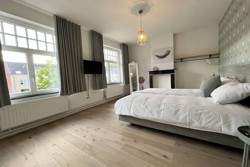 Beautifully renovated home with 5 large bedrooms and 4 bathrooms in Assebroek, Brujas