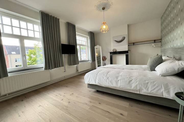 Beautifully renovated home with 5 large bedrooms and 4 bathrooms in Assebroek, Brujas