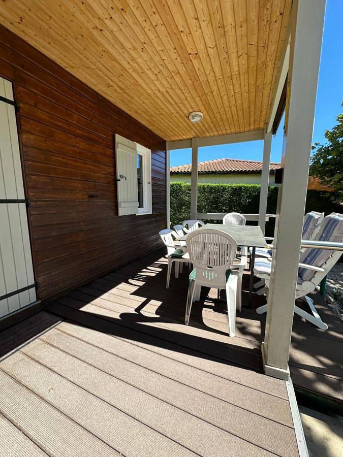 Parc de vacances pour 5 personnes, avec terrasse et piscine ainsi que jardin et vue, animaux acceptés dans Lac de Castillon - 2