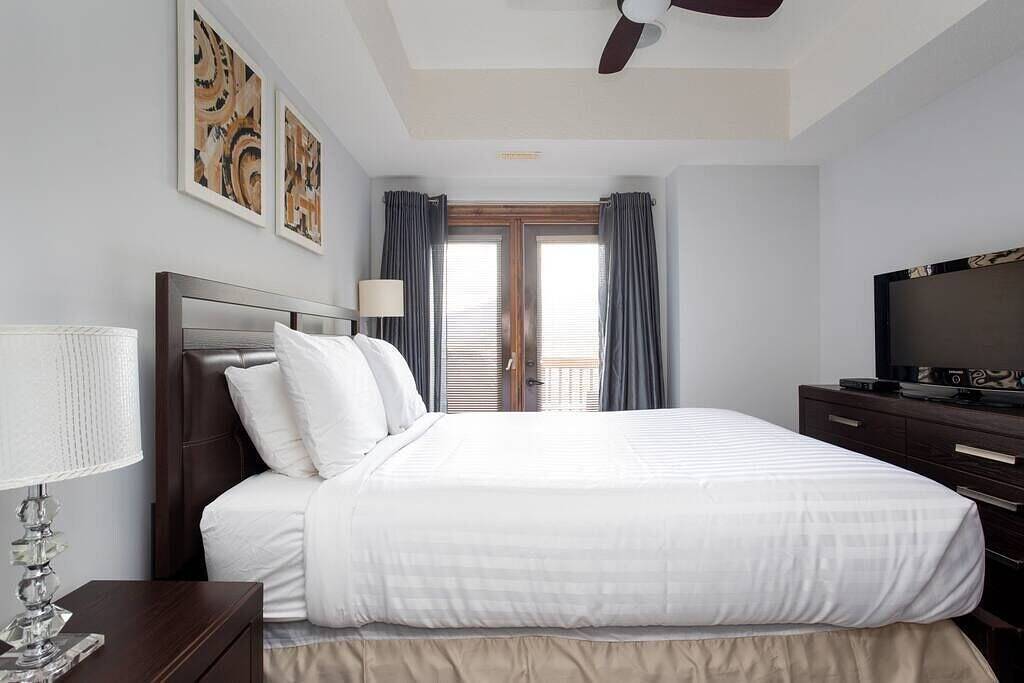 Ganze Wohnung, Sable Ridge View Suite - Fireplace - Pool - A/C in Radium Hot Springs, Kootenay-Nationalpark