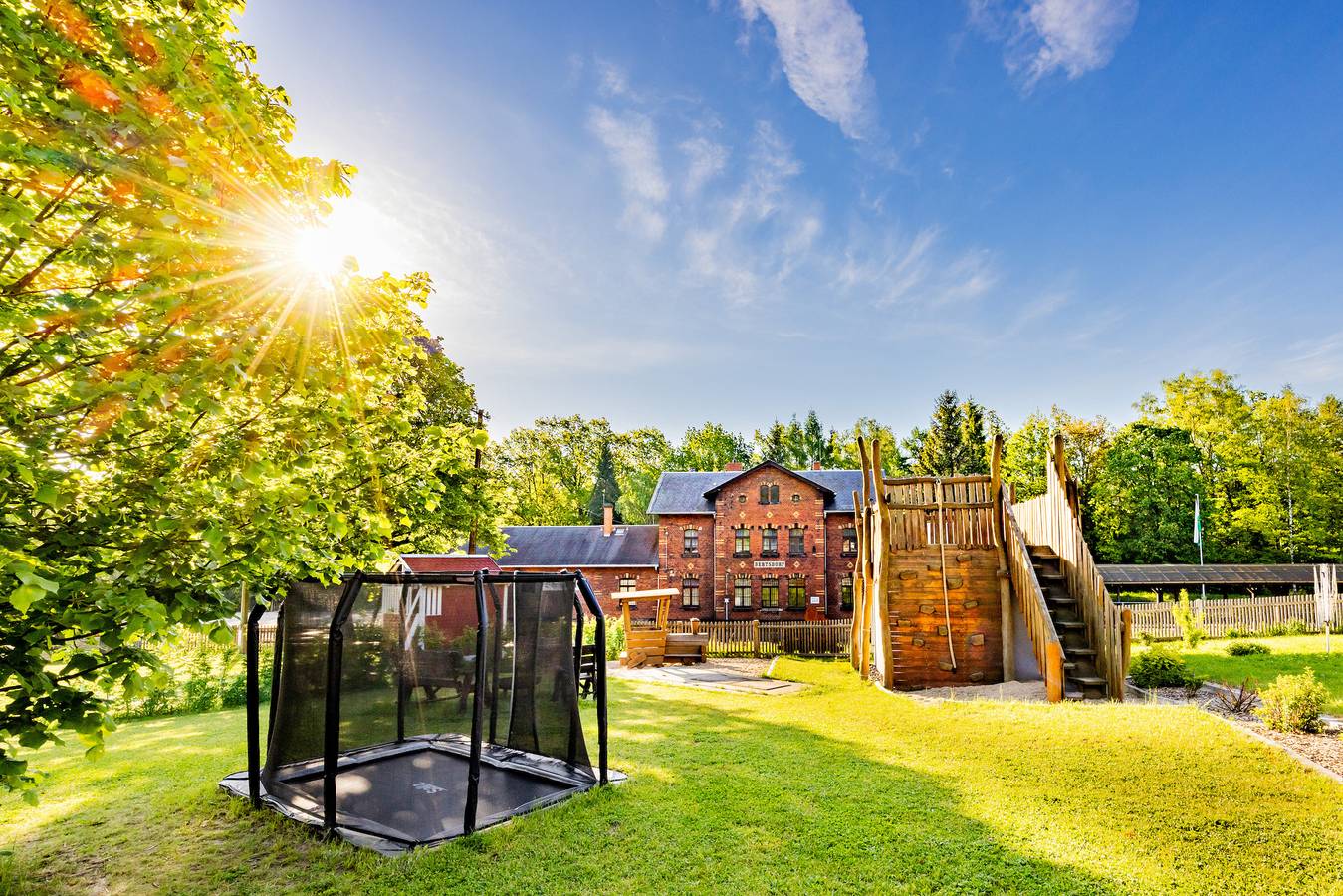 Ferienhaus Bimmelbahn- Familienferienhaus 100 m² am Dampflokbahnhof / Sauna / Trampolin/ Spielezimmer in Olbersdorf, Zittauer Gebirge