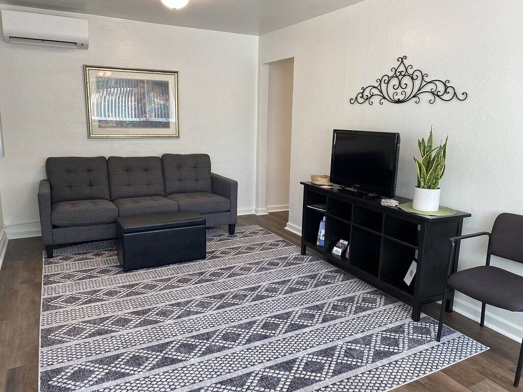 Ganze Wohnung, Unit D Manor House Month to Month in Salem (OR), Willamette Valley