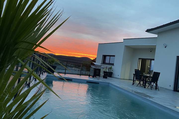 Location de vacances pour 8 personnes à Saint-Julien-les-Rosiers