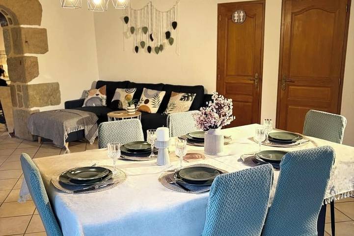 Location de vacances pour 8 personnes, avec piscine à Bourg-Lastic