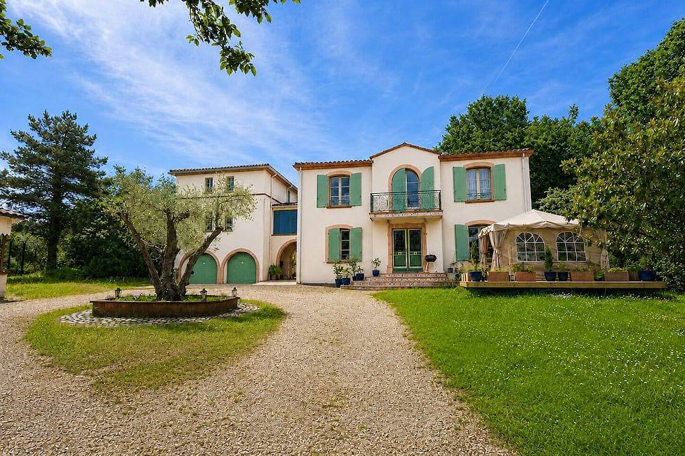 Bastide de l'Olivier 82 and its two units, \"La Tour\" and \"Les Roses\" in Lafrançaise, Quercy