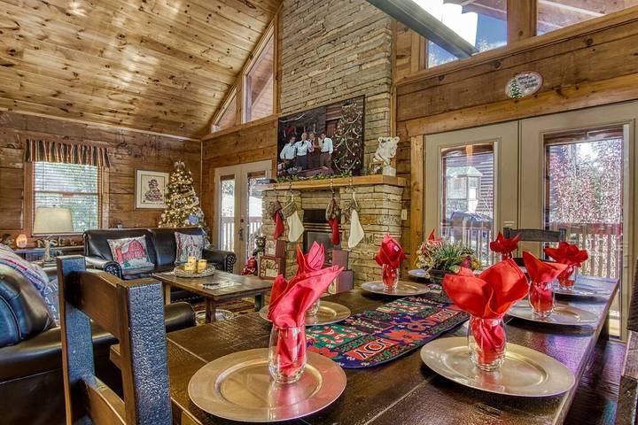 Glamping for 11 people, with hot tub and balcony as well as pool in Gatlinburg