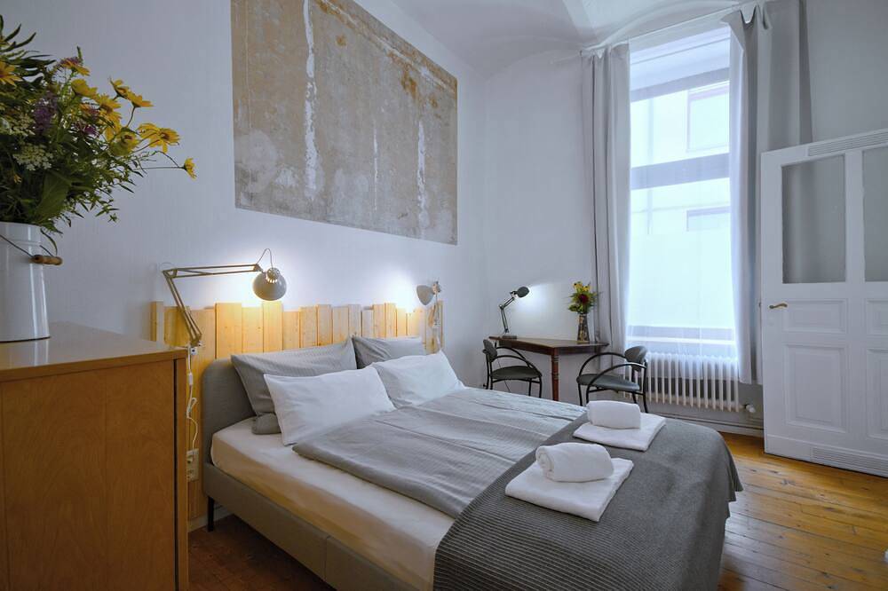 Ganze Wohnung, Renovierte Altbauwohnung mit Duschbad, separater Wohnküche und Waschmaschine in Moabit Berlin, Berlin