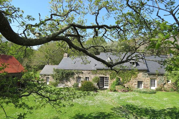 Gîte pour 11 personnes, avec Jardin à Argol