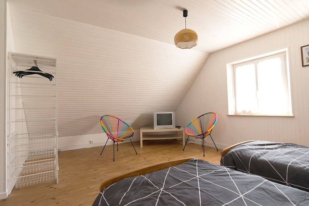 House near Porspoder beach and Gr 34 hiking trails in Porspoder, Brest region