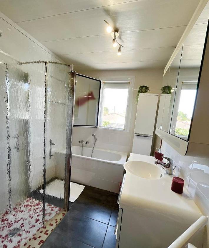 Chambre d’hôte pour 5 personnes, avec Terrasse et Jardin ainsi que Bassin pour enfant et Vue à Les Herbiers - 3