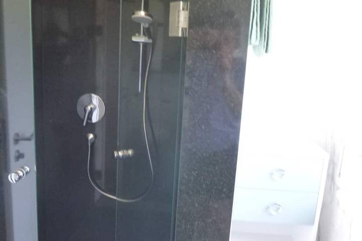 Ganze Wohnung, Coole Ferienwohnung für 2-4 Personen in Krauchenwies, direkte Nähe zum Badesee. in Krauchenwies, Region Bodensee-Oberschwaben