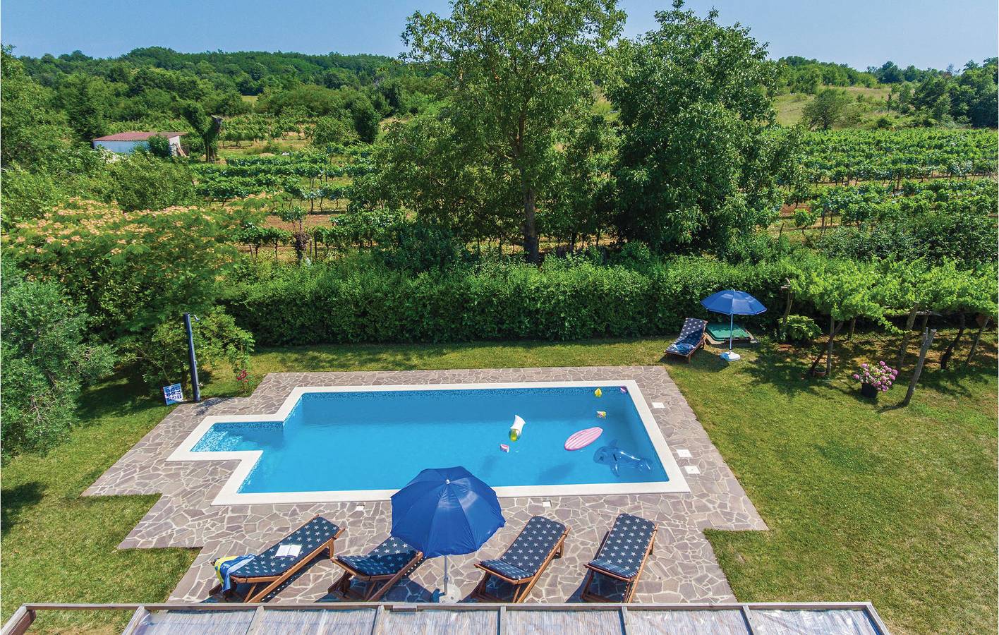 Gemütliche 2-Zimmer-Wohnung mit Pool, Terrasse und WLAN in der Nähe des Flusses Raša in Ružići (Sveta Nedelja), Istrien