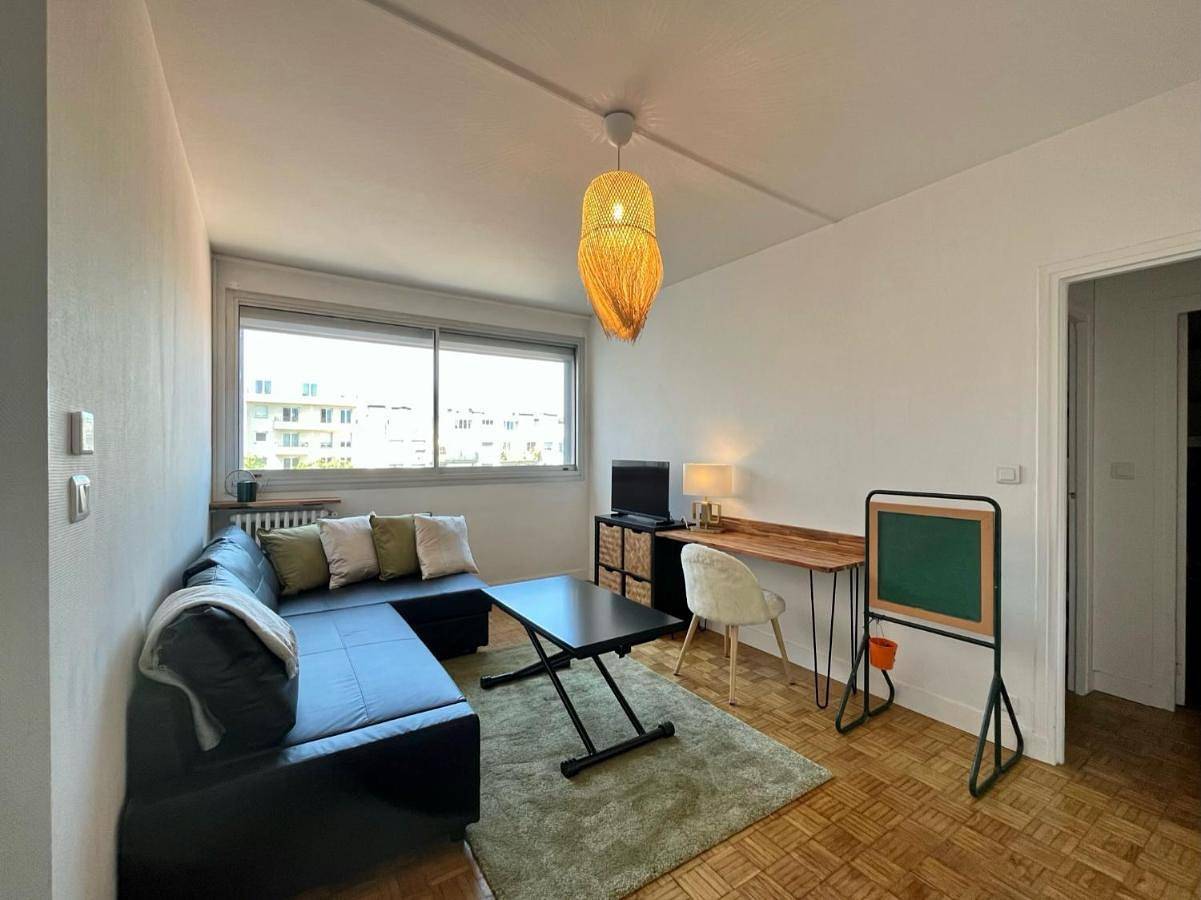 Appartement entier, 2P calme - climatisation - 70m du métro M4 Barbara - 4 pers maximum in Montrouge, Hauts-de-Seine