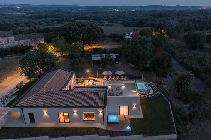 Ferienhaus für 8 Personen, mit Balkon/Terrasse und Garten sowie Pool in Lanterna - 4