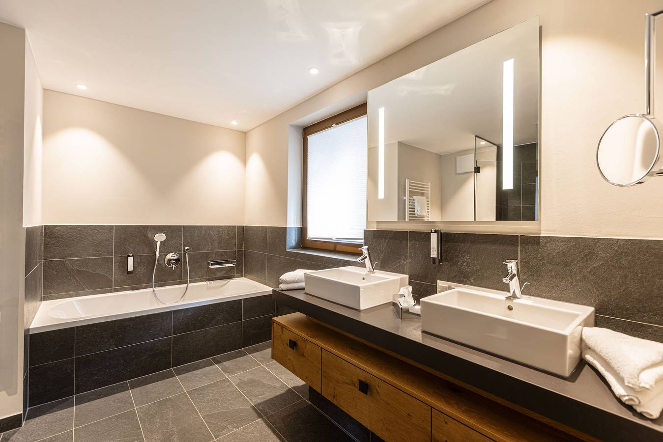 Ganze Wohnung, Premium Ferienwohnung Family mit 3 Schlafzimmern & Garten in Ehrwald, Ammergauer Alpen (Österreich)