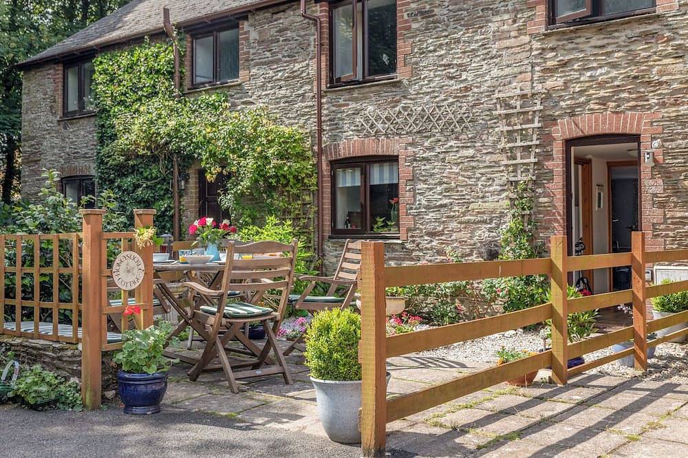 Honeysuckle Cottage, pet friendly, with a garden in Bigbury in Bigbury on Sea, South Devon