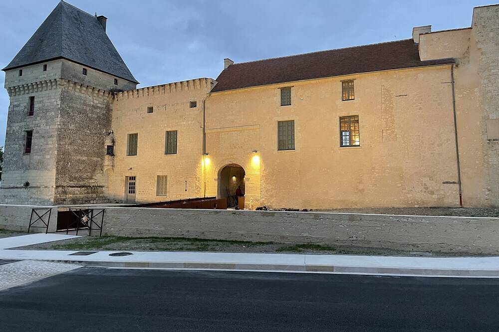 Aménagé dans le Château, le gîte Brilhac est accessible à tous in Monts-sur-Guesnes, Vienne (France)