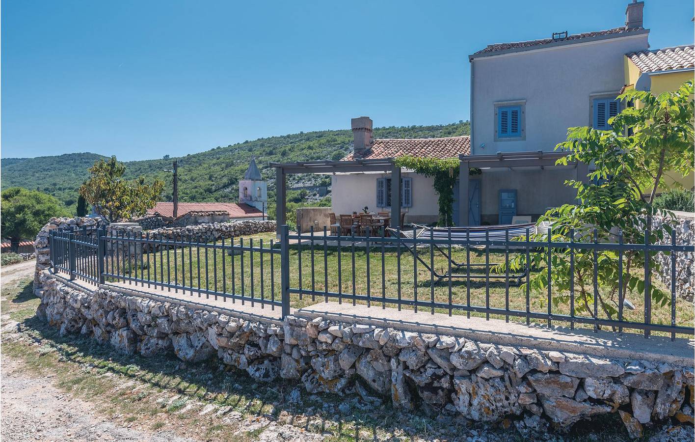 Gemütliche 1-Zimmer-Wohnung mit Garten, WLAN und Parkplatz in Küstennähe in Cres Stadt, Cres