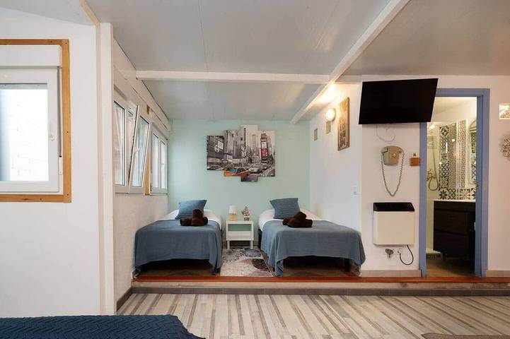 Entire apartment, Penthouse with terrace 20' Barcelona center / 10' walk to the beach / 15' Fórum Bcn in Sant Adrià de Besòs, Barcelonès