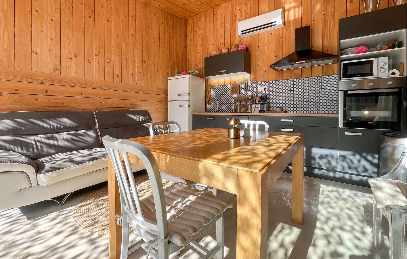 Modern Apartment with WiFi, AC, Parking & Terrace 2km from Aurons in Salon-de-Provence, Aix-en-Provence region