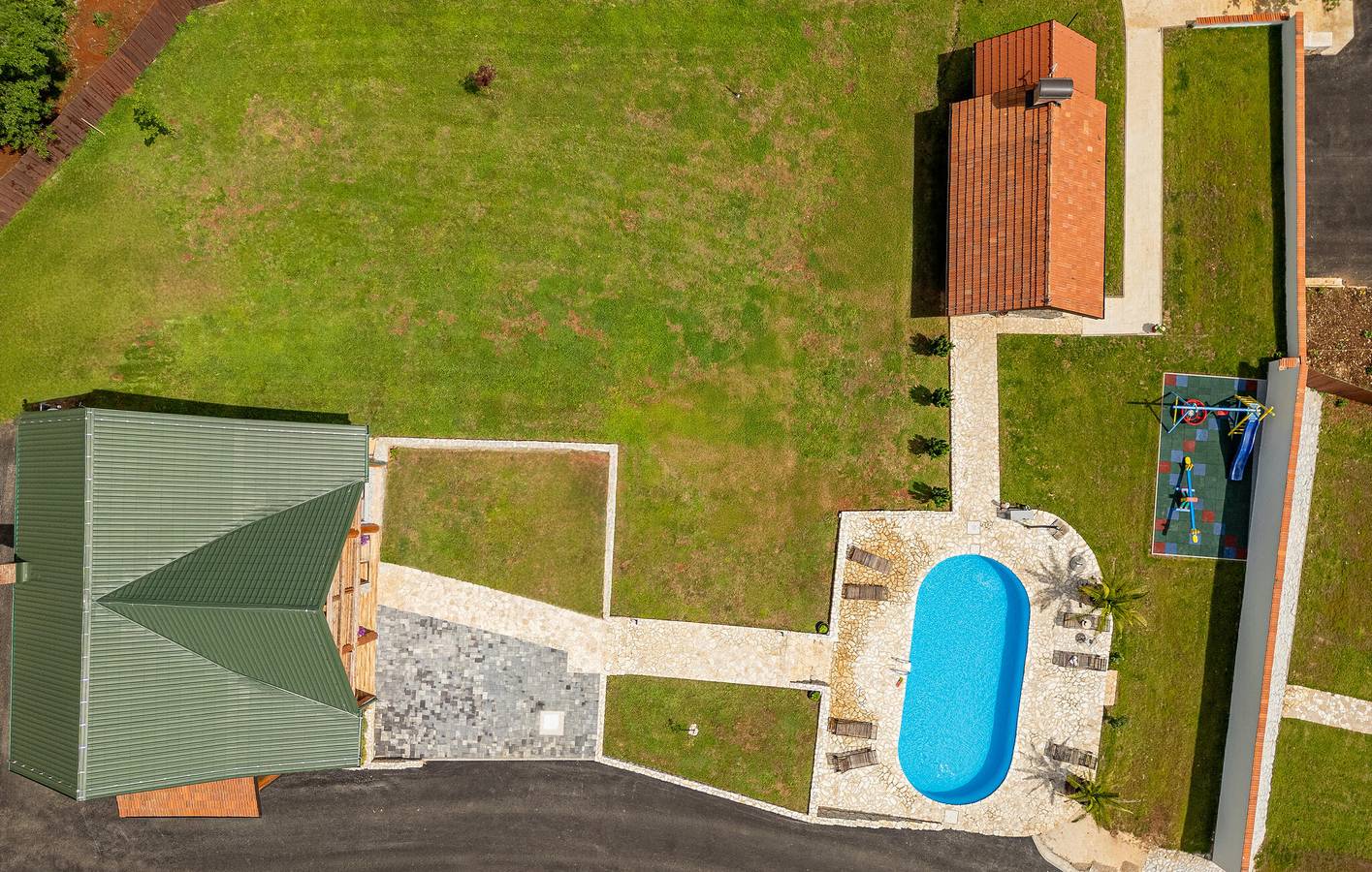 Geräumige 2-Zimmer-Wohnung mit Pool, Grill und WLAN in der Nähe des Flusses Lika in Gospitsch, Lika-Senj